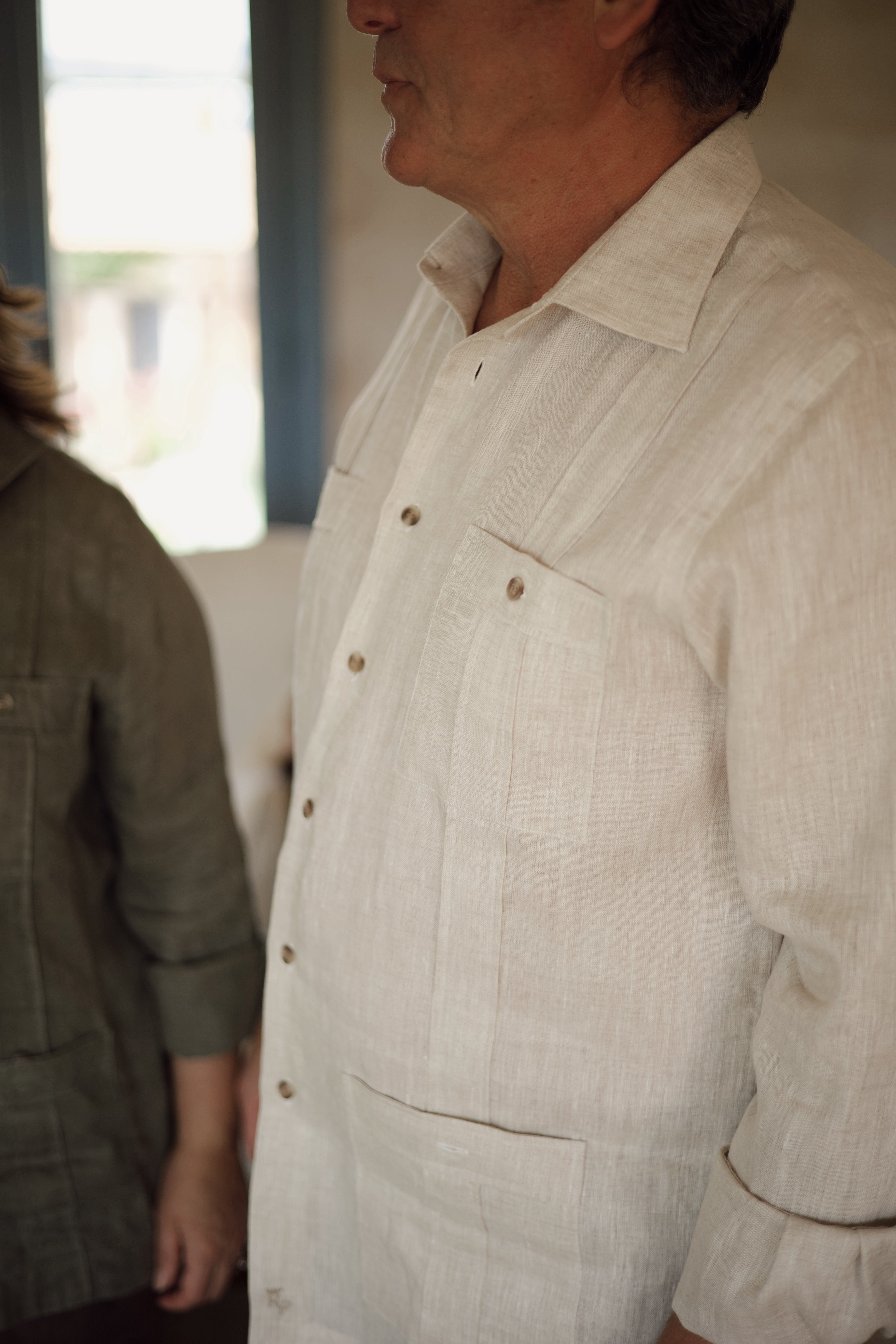 CAMISA GUAYABERA UNISEX CREMA