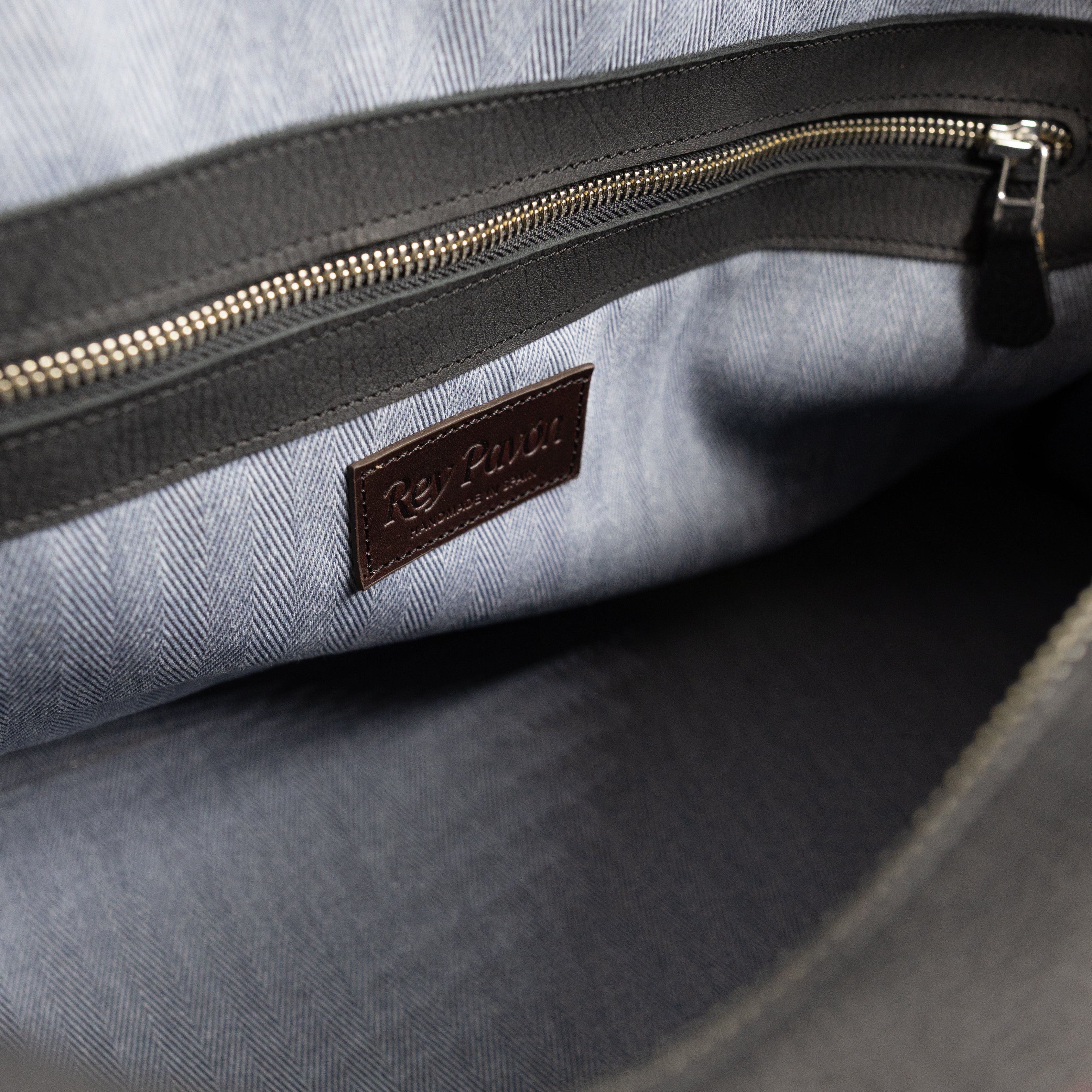 THE TRAVELER URBAN BLACK